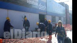 Los obreros retiran las viejas baldosas en Rivadavia entre Yrigoyen y Lagrave..