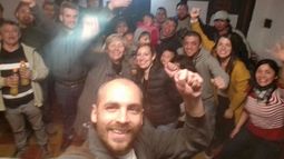 SELFIE. Prado festeja en su local el haber superado las PASO..