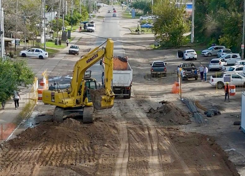 EN OBRA. Los trabajos en el acceso a Manzanares contemplan el ensanche de la avenida Mitre.