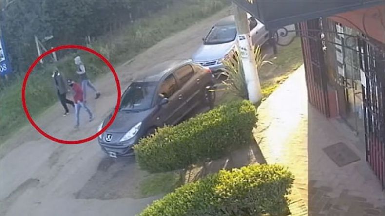 CÁMARA. Los tres delincuentes que cometieron el atraco la semana pasada..