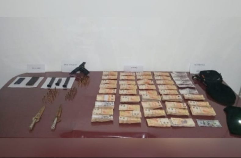 DINERO Y ARMAS. Estaban en poder del acusado de homicidio.