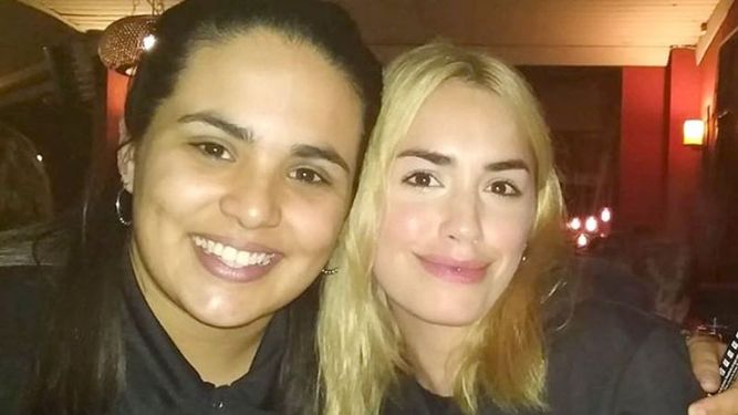 SONRISA. Lali junto a una de las camareras de Tinto y Soda..
