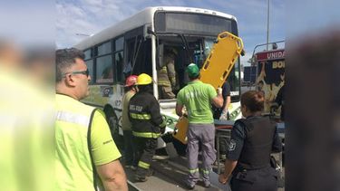(Foto: @lapanaweb). CHOQUE. Los bomberos asistieron a los heridos..