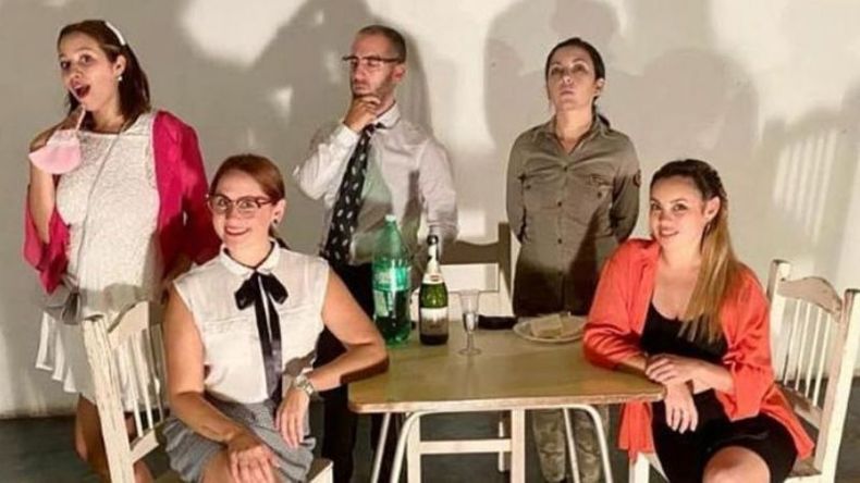 De regreso. A su vuelta de Nueva Zelanda, donde vivió más de un año, la actriz pilarense Vanesa Caldara retornó a las tablas. Junto al grupo que dirige, “Aquí y ahora teatro”, estrenó Varieté Clínica Deluxe, en Galpón 50. .