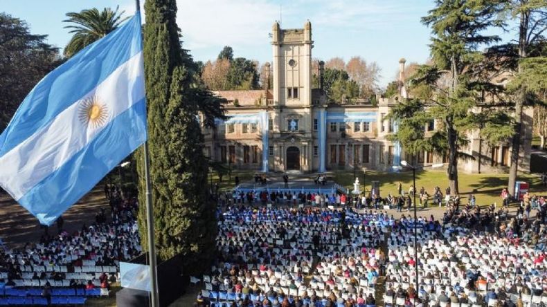 EL PELLEGRINI, CELESTE Y BLANCO. El acto se llevó a cabo esta mañana en lo se espera, sea sede de la Universidad de Pilar..