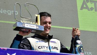 PRIMERO YO. Diego Azar ganó por primera vez en TC Pista.
