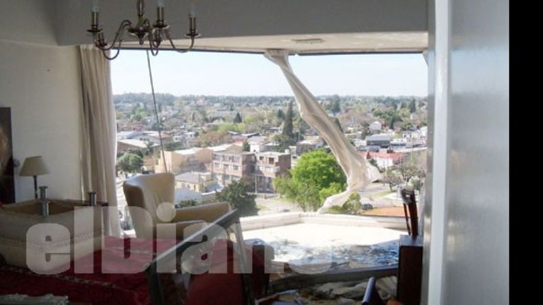 La habitación de un departamento, con sus vidrios rotos..