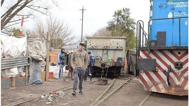 TOMA. Varias familias ocupan terrenos en la estación Victoria..
