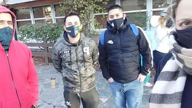 EN LA CALLE. Trabajadores de La Porteña buscan explicaciones en la sucursal de San Isidro..