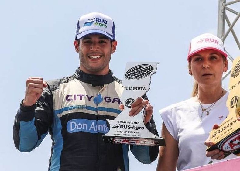 FELICIDAD. Azar festeja su segundo podio en la temporada del TC Pista.