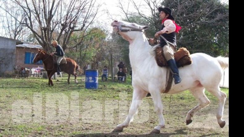 Carrera de tambores, una de las destrezas mostradas por los jinetes..