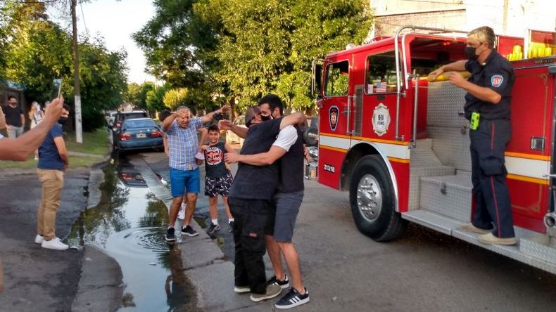 Apenas bajó el autobomba recibió el abrazo y felicitaciones por la consagración..
