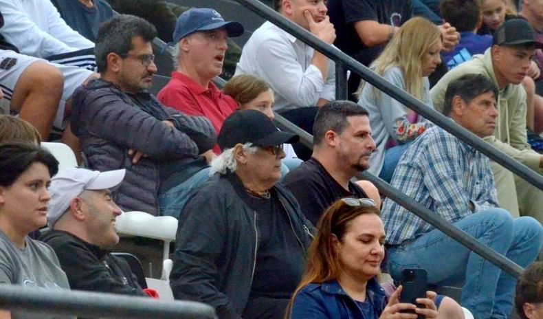 Víctor Heredia alentó a su hijo Camilo desde la tribuna de Real Pilar.&nbsp;
