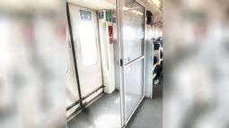 HOLA! Servicios te propone pensar DARSE CUENTA. $$$ Quién fue el creativo de colocar mamparas de baño en las puertas del tren San Martín. Al final de la pandemia. HOLA! Servicios / @RAMetropolitana..
