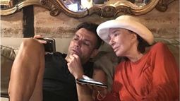 Amigos. La profunda relación de amistad que une al comediante Martín Bossi con la actriz Graciela Borges, radicada hace ya muchos años en Pilar, no es novedad. Y, como no podía ser de otra manera, decidieron celebrar el cierre del 2018 y el inicio del 2019, juntos. ¿El lugar elegido? Tinto y Soda, un clásico para esta pareja de amigos que es habitué del restaurant ubicado en el complejo Torres del Sol, del K50. “Te quiero, lindo estar juntos en el último día del año”, fueron las palabras que la prestigiosa actriz le dedicó a Bossi en su cuenta de Instagram, @borgesgra13..