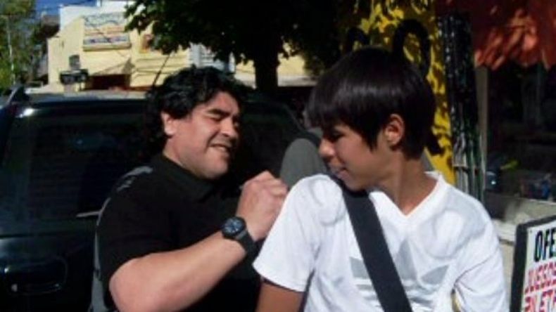 AUTÓGRAFO. Diego le firma la remera a un fan pilarense..