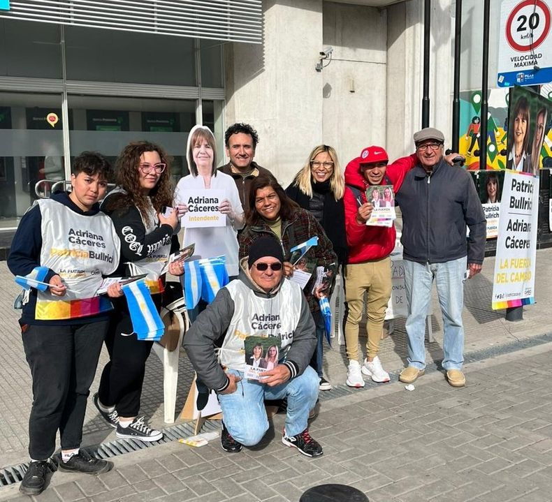 FOTO. Con una imagen de Bullrich tamaño natural, Cáceres charló con los vecinos. &nbsp;