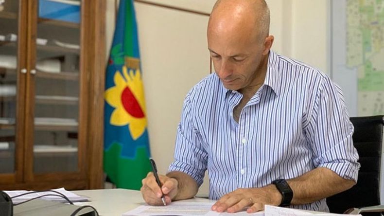 REDES. La foto que publicó ayer Ducoté: “Ultimando detalles del discurso para el inicio de sesiones del Honorable Concejo Deliberante de #Pilar”, posteó..