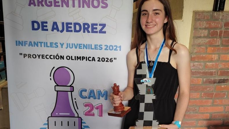 REINA. Belén posa con los trofeos tras coronarse en el Argentino..