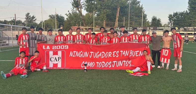 TRAPO Y COPA. Los jugadores y cuerpo técnico de la Séptima de Atlético Pilar que festejó en Korn.