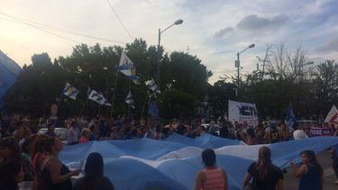 BANDERA. La protesta ahora, en la plaza de Pilar. .