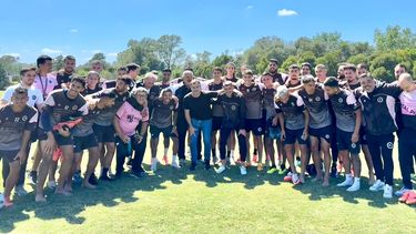 CON EL PLANTEL. Achával, en el centro, junto a jugadores y cuerpo técnico de Real Pilar.&nbsp;