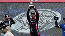 PODIO. Jaime levanta el trofeo tras ganar en el cierre del año en La Plata. Es escoltado por Arrías y el campeón Alberti.