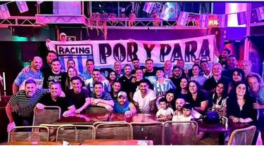 Gastón Díaz (centro) en la cena de los hinchas racinguistas.