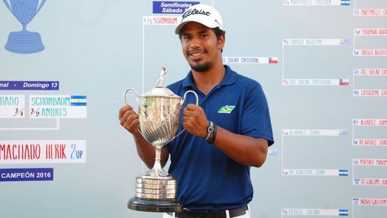 NINGÚN AFICIONADO. Machado, de Porto Alegre, con el trofeo de campeón..