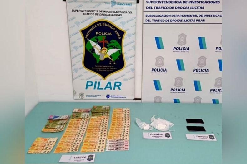 INCAUTADO. Drogas y dinero hallado durante el allanamiento en Villa Rosa.