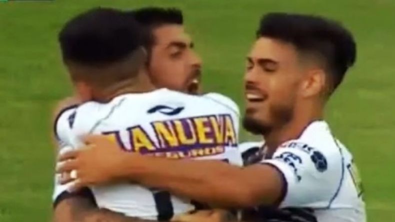 DESAHOGO. Gastón Díaz grita su gol abrazado por sus compañeros..