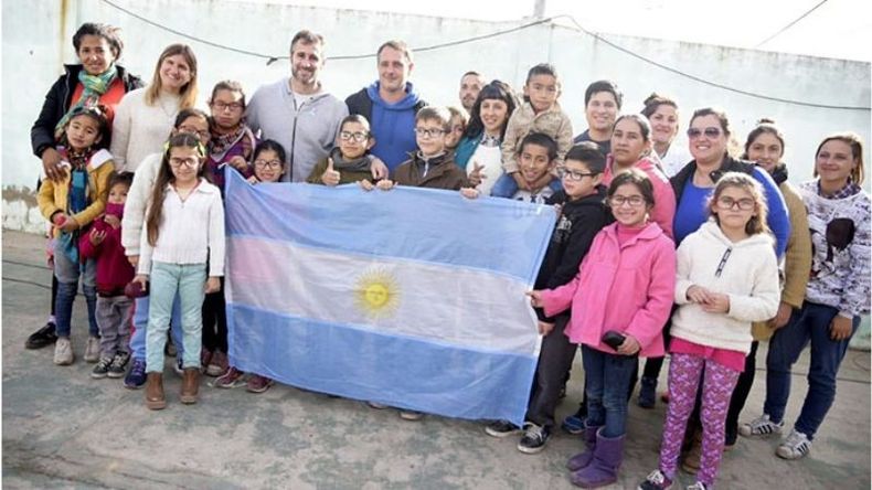 BANDERA. Achával se mostró activo antes del cierre de listas..