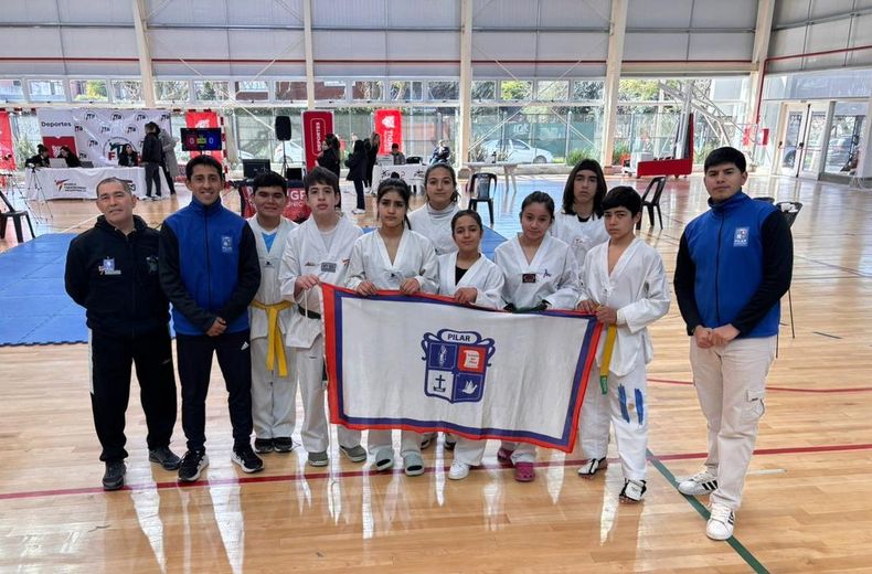 A LA FELIZ. La delegación de Pilar que compitió en la etapa Regional, en Tigre.