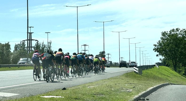 Ciclistas en plena Panamericana. Un peligro constante de todos los fines de semana. Ιcy / @vickyschefer.