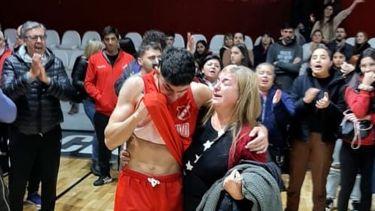 La emoción de Mariano Rabazano junto a su mamá, tras la victoria de Sportivo ante River Plate.&nbsp;