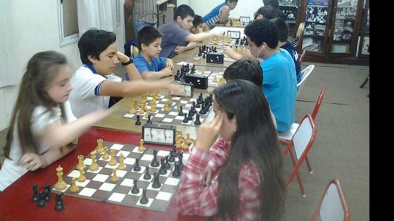 MOVIMIENTO. Más de 50 chicos compitieron en el campeonato..