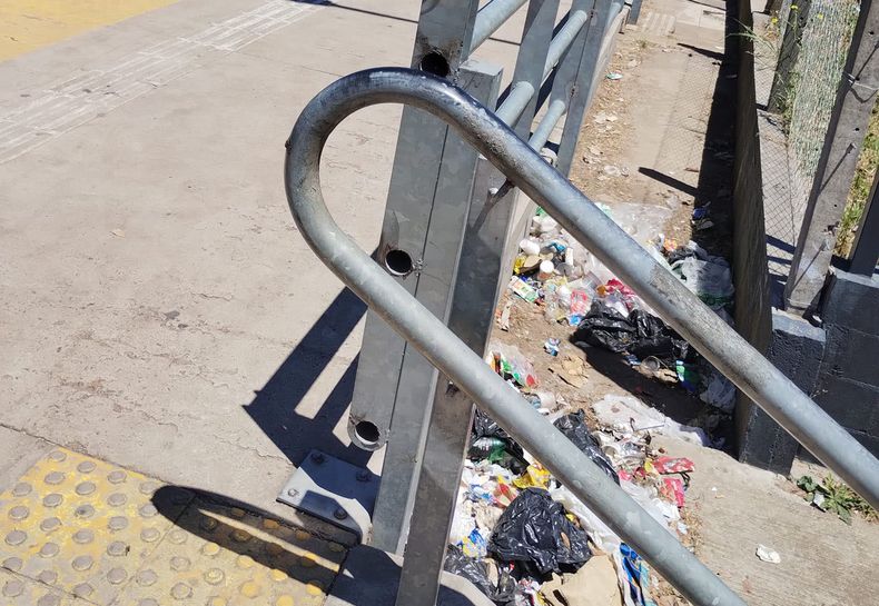 Estación Villa Astolfi, andén sentido a Retiro. Una mugre!!! Usuarios del Tren San Martín.