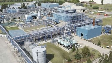 CERRADA. La química Atanor, una de las que debió paralizar la producción..