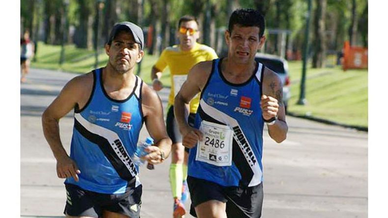 Saúl Martínez (der.), del IronTeam Pilar, terminó 359º en la general..
