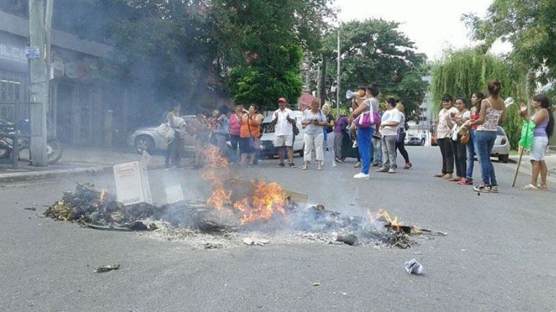 PIQUETE. Vecinos reclamaron frente a las oficinas de Edenor..
