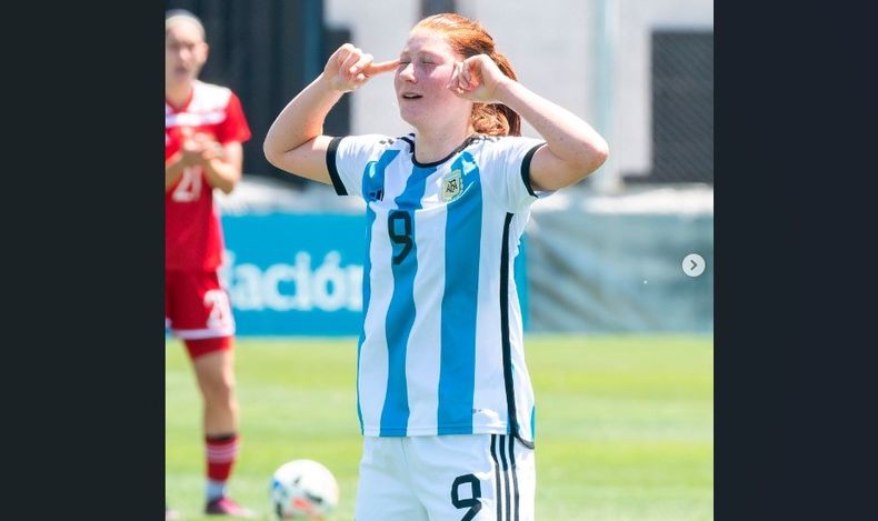 Annika Paz también grita goles con la celeste y blanca.
