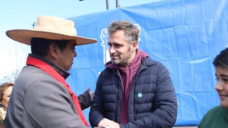SALUDO. El intendente Federico Achával participó el domingo de las fiestas patronales de San Alejo..
