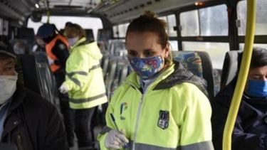 Controles. Seguirán los operativos en el transporte público para garantizar el cumplimiento del ASPO. .