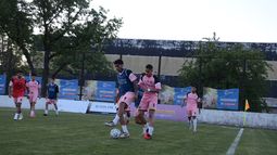 PISADITA. Jonatan Morán controla la pelota ante Rodríguez Silva. PISADITA. Jonatan Morán controla la pelota ante Rodríguez Silva.