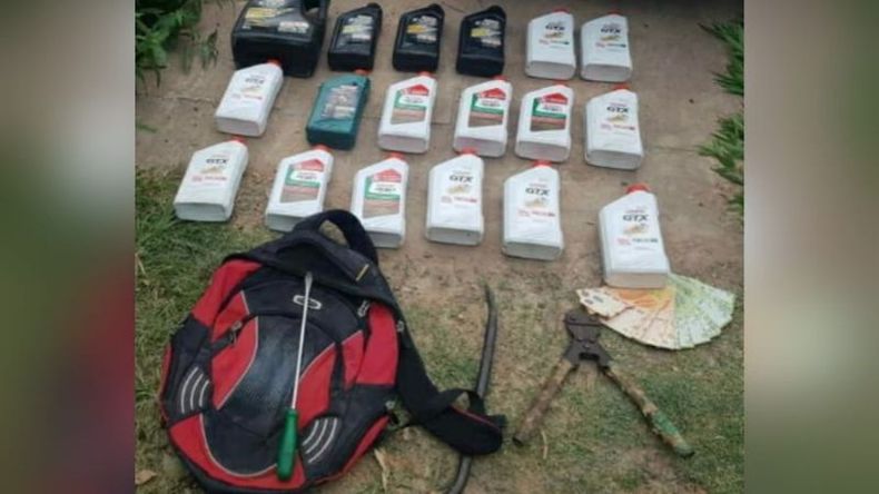 Los envases de aceites fueron recuperados en la casa del ladrón. .