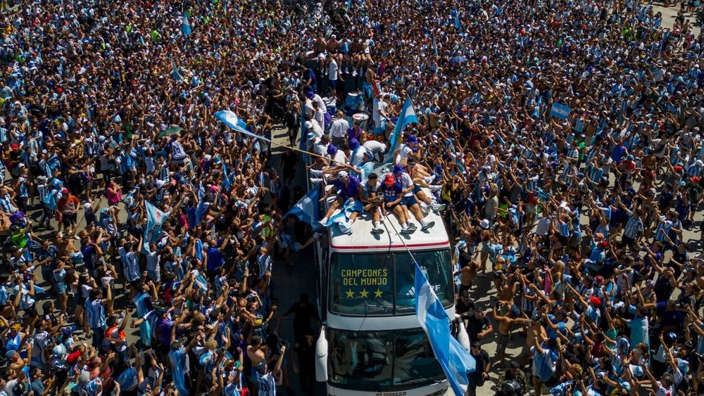 LOCURA. Una multitud recibió a la Selección Argentina en su vuelta de Qatar 2022.