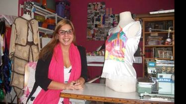 Paola, en el showroom que tiene en el centro de Pilar, su lugar..