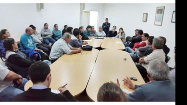 REUNIÓN. Remiseros plantearon sus preocupaciones a funcionarios y ediles..