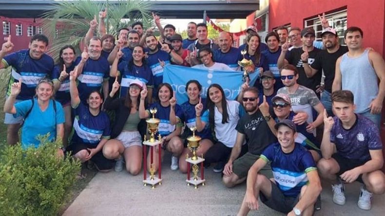 PLANTEL. El equipo pilarense con sus dos trofeos conseguidos en la temporada..
