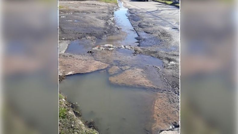 La esquina de la salita de Villa Verde está imposible de transitar, y no hace un mes que está así, hace mucho tiempo, pero nadie le da bola. El que pasa en auto, rompe la cubierta pero puede pasar, pero si alguien tiene que hacerlo en silla de ruedas, es imposible, porque tampoco hay veredas. Gracias por publicarlo. Patricia, de Villa Verde..